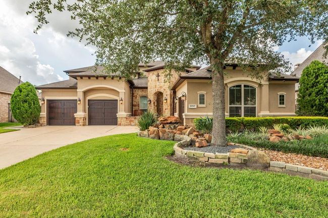 Beautiful landscaping completes the inviting, classic look. | Image 40
