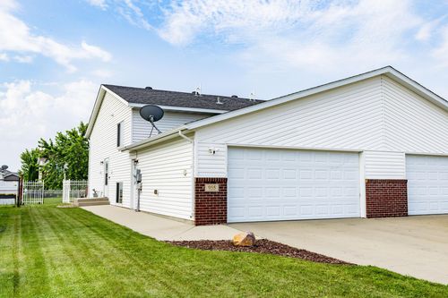955 42nd Ave W, West Fargo, ND, 58078-8815 | Card Image