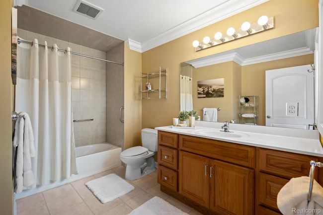Bedroom 2 upstairs on-suite bathroom. | Image 29