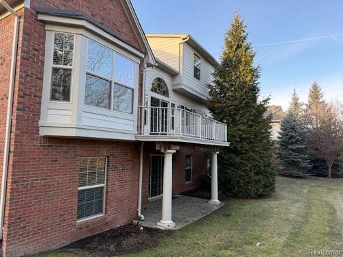 2750 Castlemartin Ct, Oakland Township, MI, 48306-4906 | Card Image