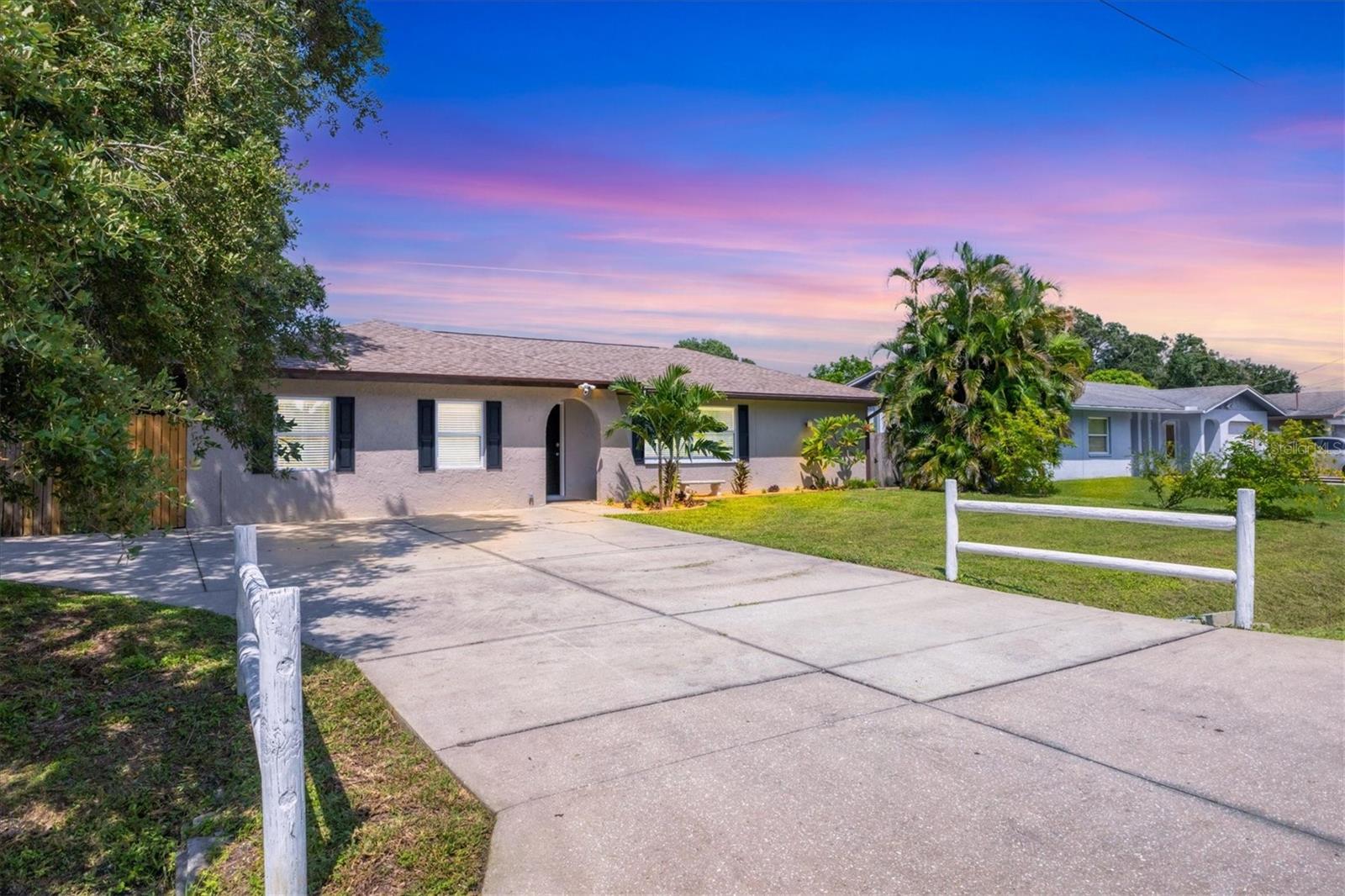 Barton Dr, Sarasota, FL 34232