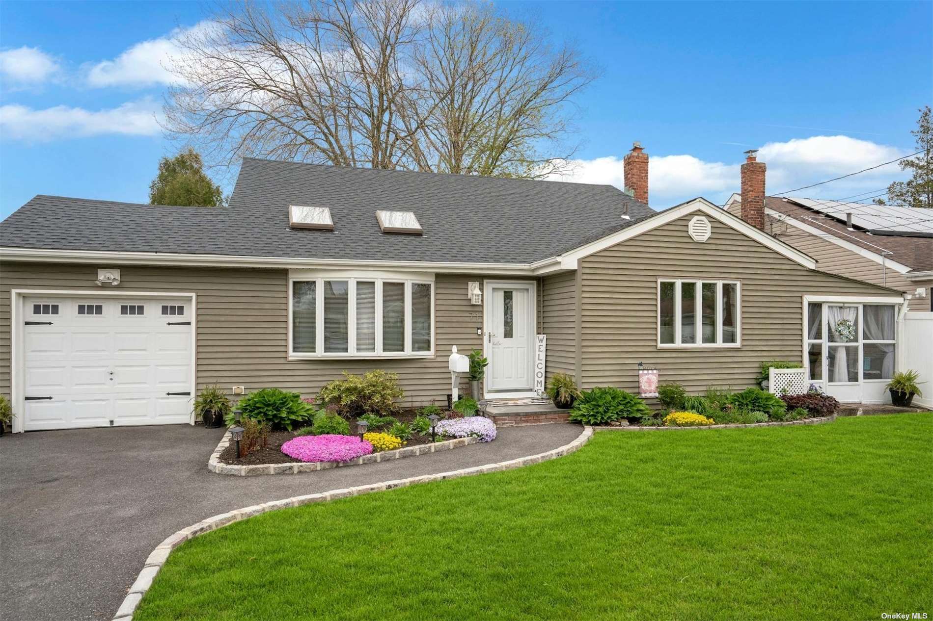 20th St, Deer Park, NY 11729