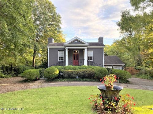 275 W Chulahoma Ave, Holly Springs, MS, 38635-2803 | Card Image