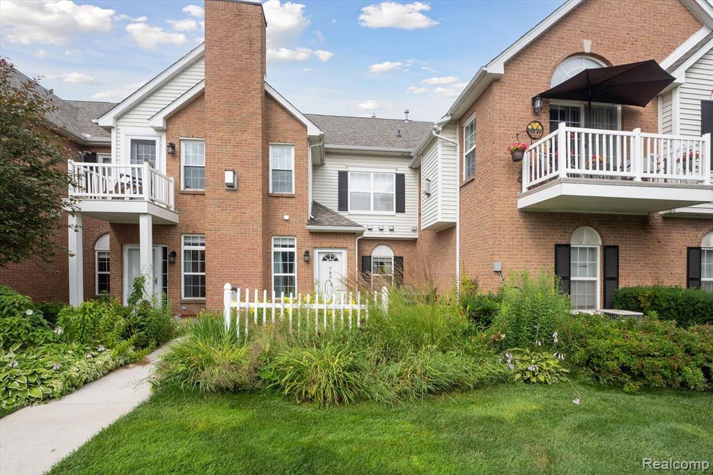 Olde English Cir, Howell, MI 48855