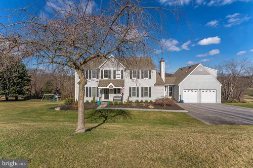 8 Matthews Run, Chester Springs, PA, 19425-1422 | Card Image