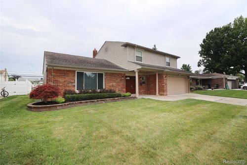 739 Kinloch St, Dearborn Heights, MI, 48127-3748 | Card Image