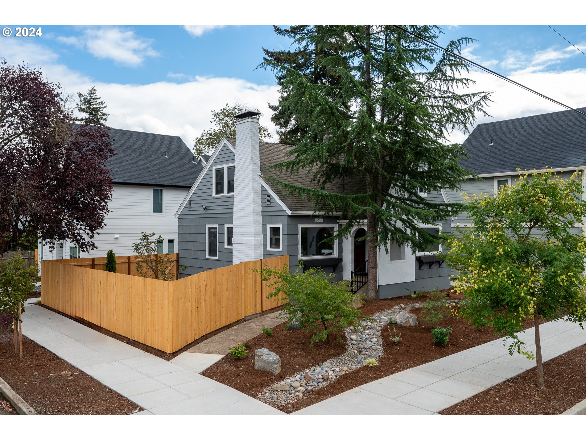 Holladay St, Portland, OR 97220