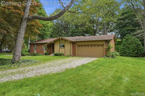 2742 Parkway Pl, Hartland, MI, 48353-3232 | Card Image
