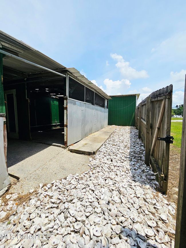 Fenced side yard | Image 17
