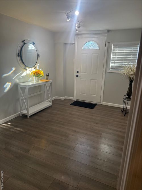 1029 Commack Rd, Dix Hills, NY, 11746-8207 | Card Image