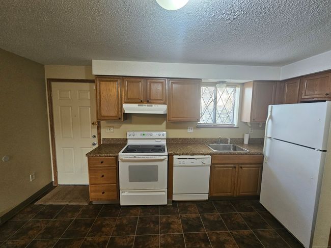 UNIT-1 - 30 Vail St, Condo with 2 bedrooms, 2 bathrooms and 2 parking in Waterbury CT | Image 4