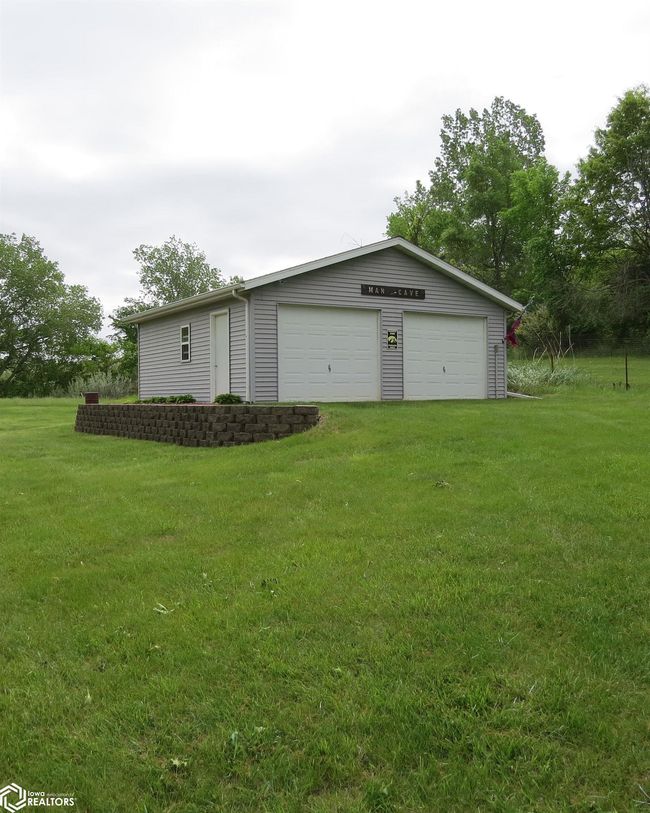181 Center Point Dr, Home with 3 bedrooms, 2 bathrooms and 5 parking in Montezuma IA | Image 9