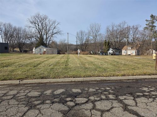 1573 Telegraph Dr, Pontiac, MI, 48340-1032 | Card Image