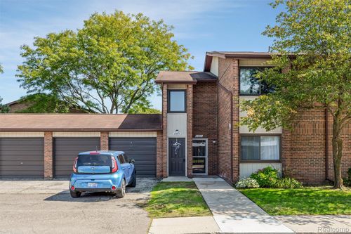 33775 Pondview Cir, Livonia, MI, 48152-1472 | Card Image