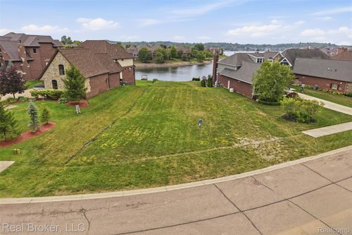 10407 Stoney Point Dr, South Lyon, MI, 48178-8051 | Card Image