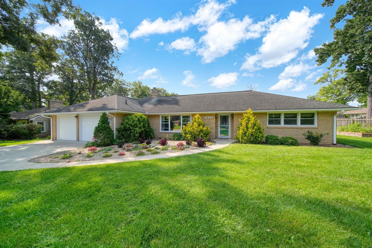Shoemaker Dr, Jackson, MI 49203