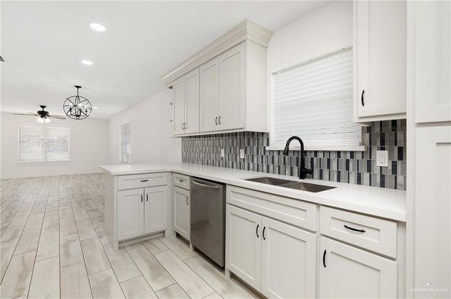321 E Stubbs St, House other with 3 bedrooms, 2 bathrooms and 2 parking in Edinburg TX | Image 8