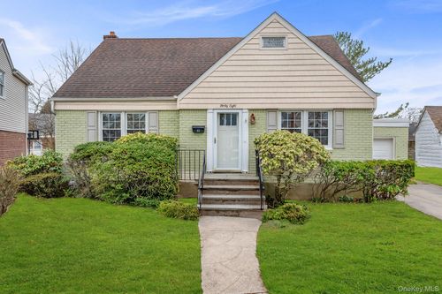 48 Sperry Ct, New Hyde Park, NY, 11040-3838 | Card Image