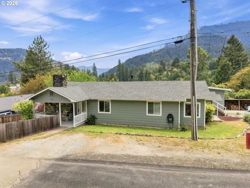 611 Fairchild St, Canyonville, OR, 97417-8741 | Card Image