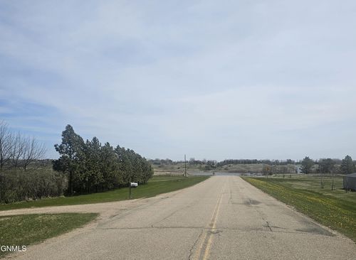3096 Lake Front Dr Se, Jamestown, ND, 58401-4411 | Card Image