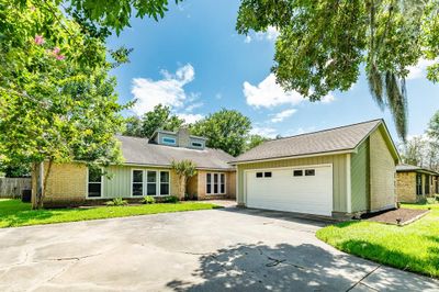 59 Bayberry Court, House other with 3 bedrooms, 2 bathrooms and null parking in Lake Jackson TX | Image 3