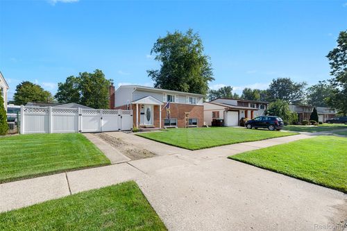 23452 Astrid Ln, Rockwood, MI, 48173-1203 | Card Image