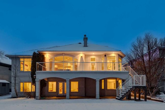 329 Douglasdale Point Se, Home with 4 bedrooms, 2 bathrooms and 6 parking in Calgary AB | Image 2