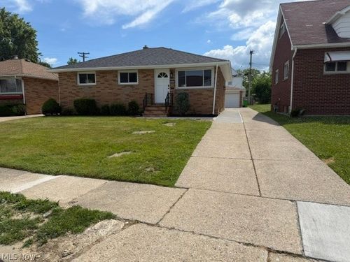 907 E 216th St, Euclid, OH, 44119-2421 | Card Image