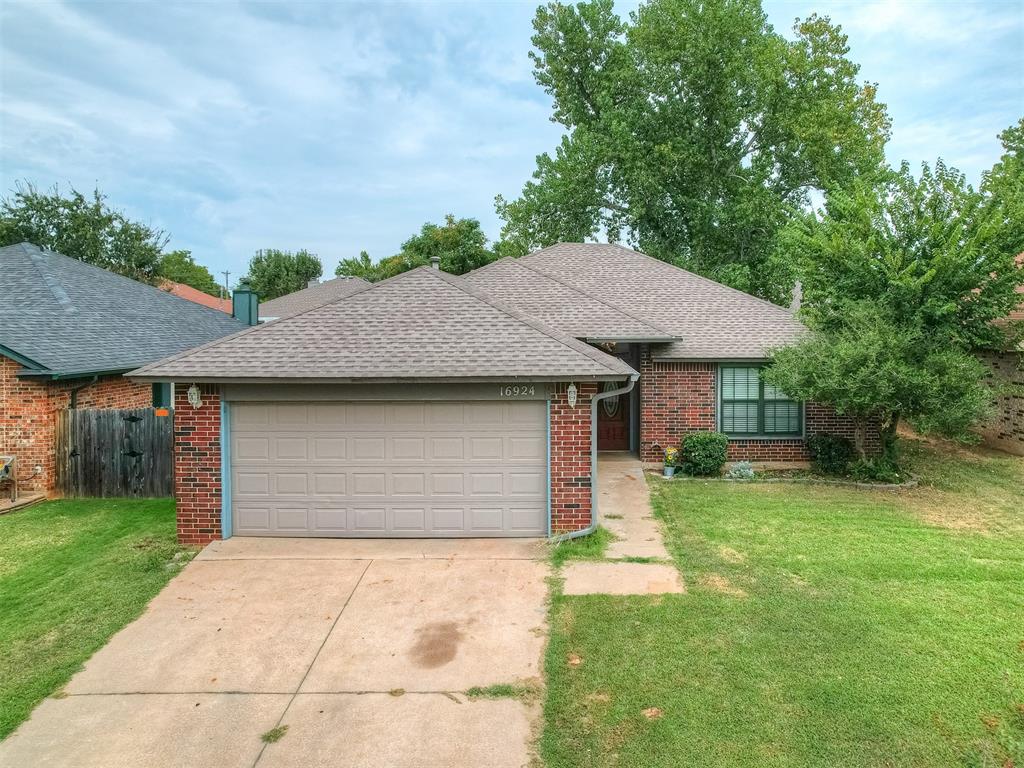 Cedarwood Dr, Edmond, OK 73012