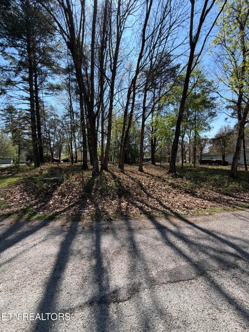 319 Dartmoor Dr, Crossville, TN, 38558-6305 | Card Image