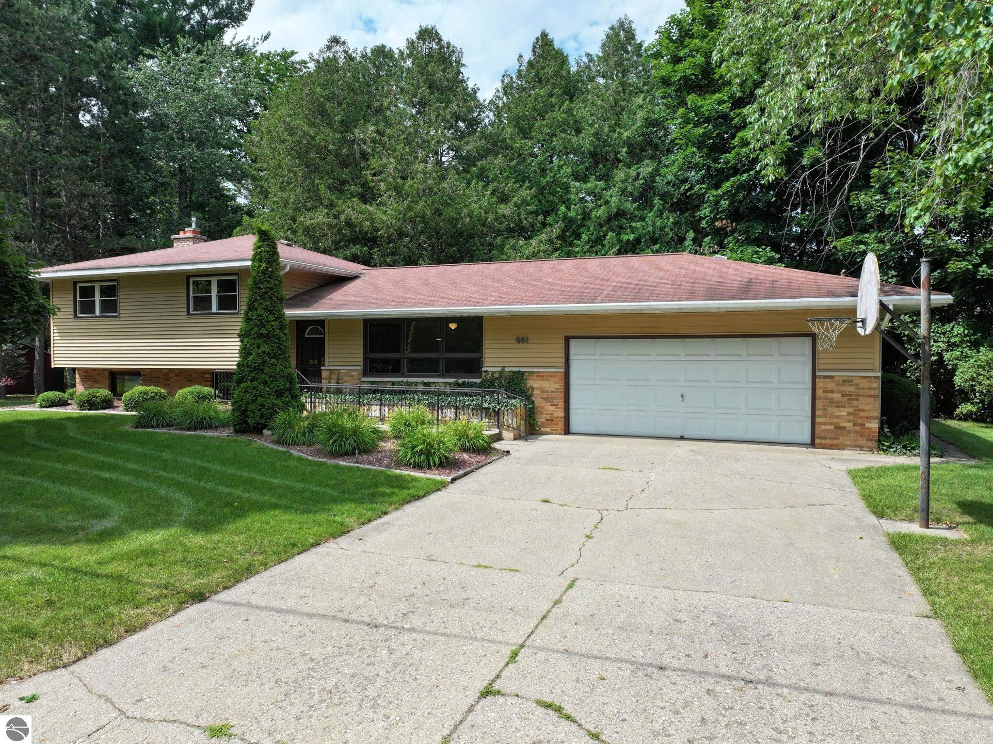 Orchard Ave, Clare, MI 48617