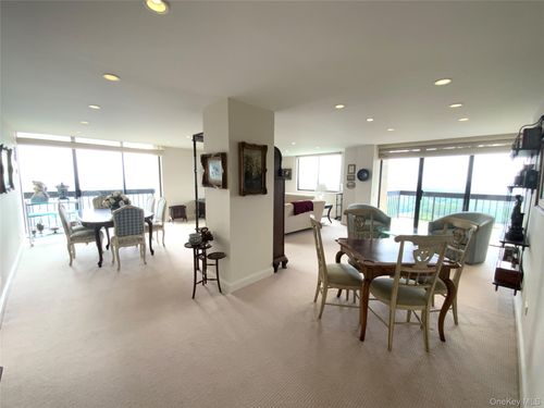 apt-25o-27010 Grand Central Pkwy, Floral Park, NY, 11005-1125 | Card Image