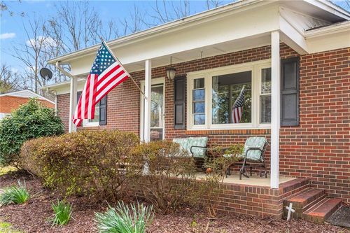 316 Crestview Dr, Thomasville, NC, 27360-3204 | Card Image
