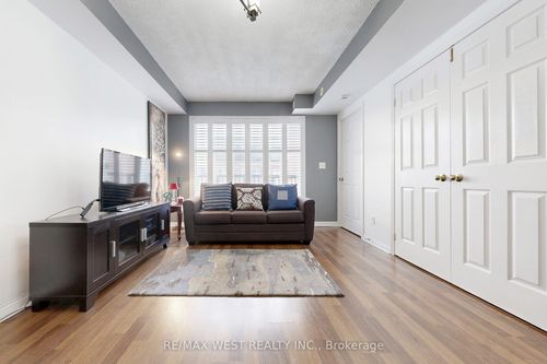 2046-3043 Finch Ave W, North York, ON, M9M0A4 | Card Image