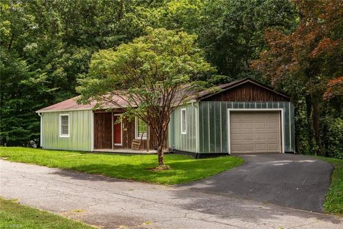 607 W Pine Cir, Wilkesboro, NC, 28697-2870 | Card Image