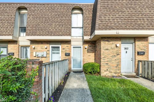 7468 Country Brook Dr, Indianapolis, IN, 46260-3400 | Card Image