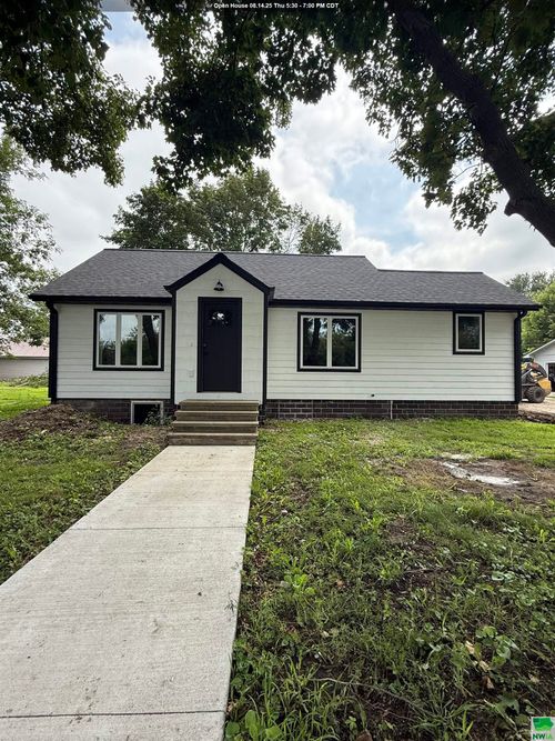208 2nd Ave, Sibley, IA, 51249-1209 | Card Image