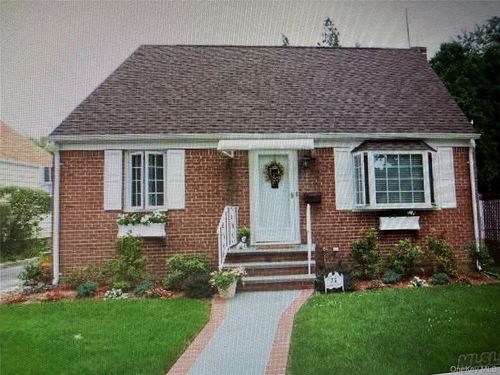 75 Cornwell Ave, Williston Park, NY, 11596-1533 | Card Image