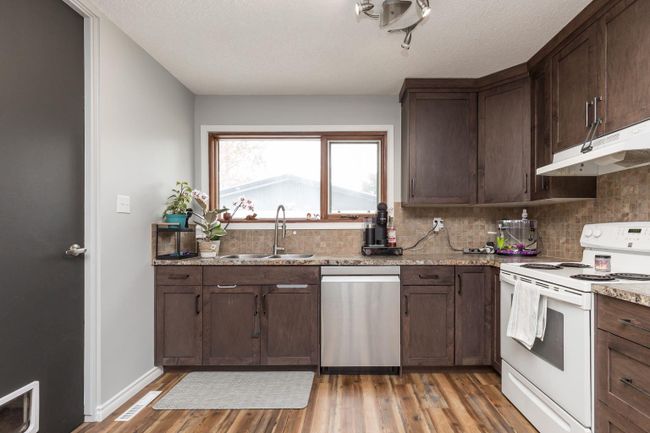 2721 14 Avenue N, Home with 5 bedrooms, 3 bathrooms and 2 parking in Lethbridge AB | Image 11