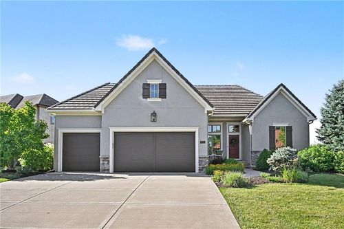 8245 Westlake Dr, Parkville, MO, 64152-6215 | Card Image