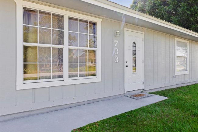 733 Se Academy Ln, House other with 2 bedrooms, 2 bathrooms and null parking in Port St. Lucie FL | Image 4