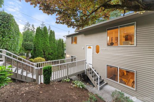 19004 12th Avenue Ne, Shoreline, WA, 98155 | Card Image