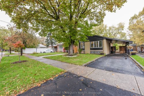 20 Hallow Cres, Etobicoke, ON, M9W2V9 | Card Image