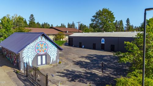 102 S Caves Ave, Cave Junction, OR, 97523-9395 | Card Image