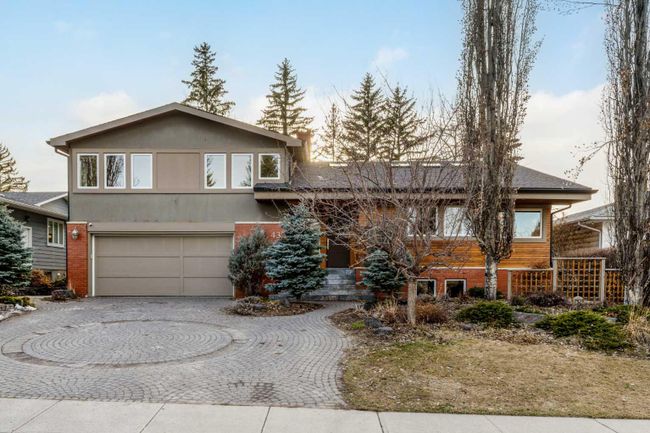 435 Wildwood Drive Sw, Home with 4 bedrooms, 3 bathrooms and 4 parking in Calgary AB | Image 3