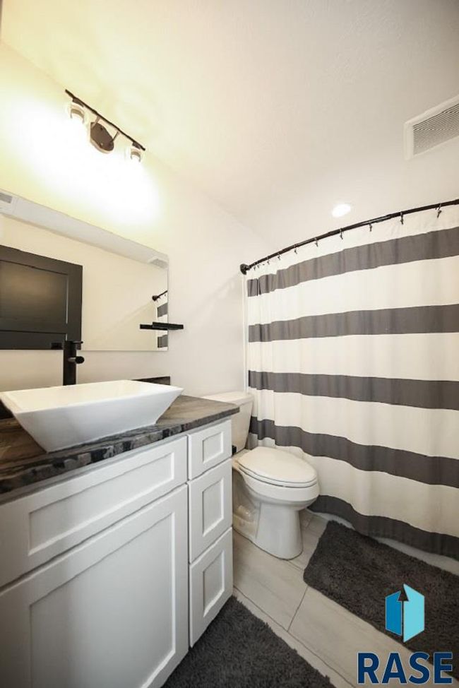 409 N Piper Dr, House other with 6 bedrooms, 3 bathrooms and null parking in Sioux Falls SD | Image 37