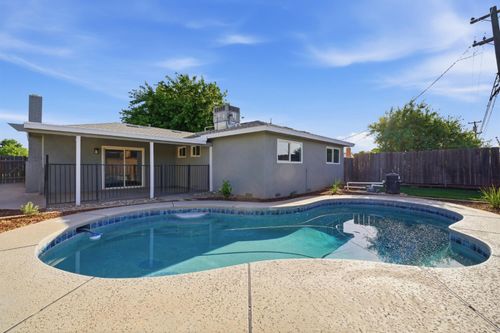 821 W Fairmont Ave, Clovis, CA, 93612-3306 | Card Image