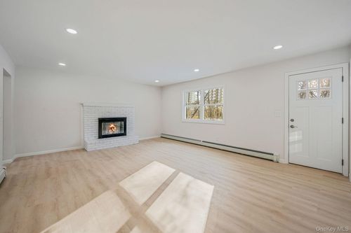 15 Terry Ct, Babylon, NY, 11703-1946 | Card Image