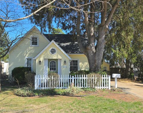 323 Franklin St, Milford, MI, 48381-2408 | Card Image