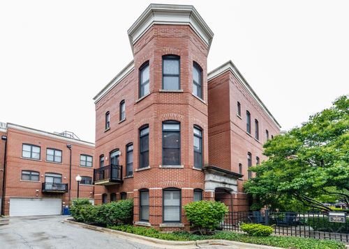 909 W Village Ct, Chicago, IL, 60608-1051 | Card Image